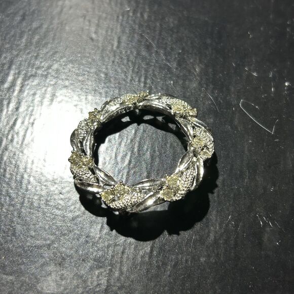 Vintage 1-1/4" Gerrys Silver Tone Rhinestone Metal Round Circle Christmas Wreath - Picture 2 of 4